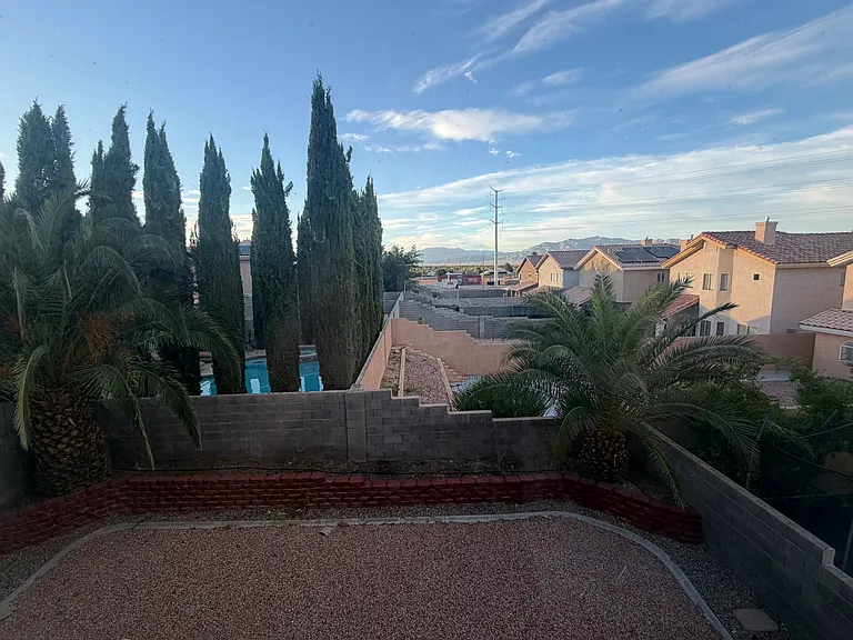 Gold Flash Ave — Photo 8