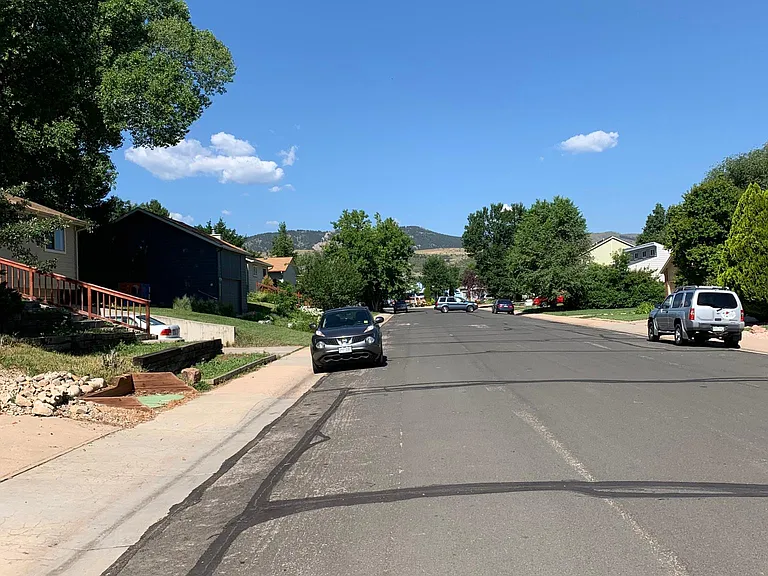 Quiet neighborhood down the street from Overland park and quick walk to the trails up to Horsetooth Reservoir