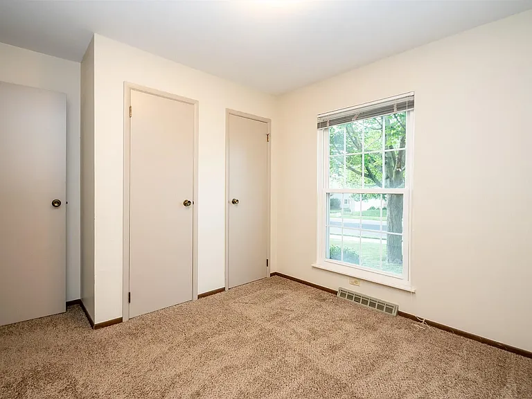 2405 W Carriage Ln — Photo 20