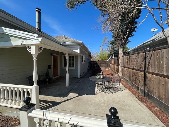 3rd image of 211 Manzanita Ave