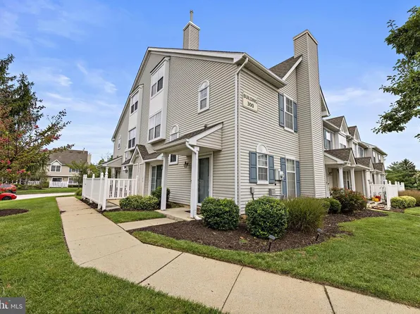 301 Oliphant Ln, Mount Laurel, NJ 08054