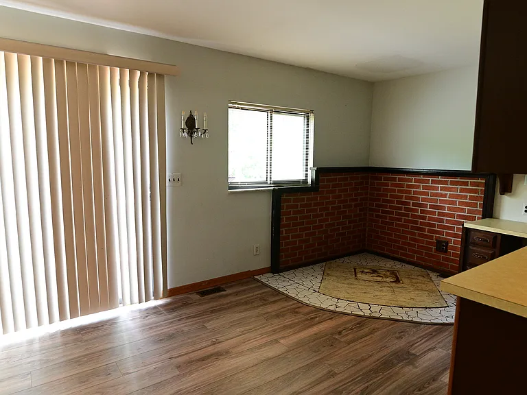 954 La Salle Ave — Photo 7