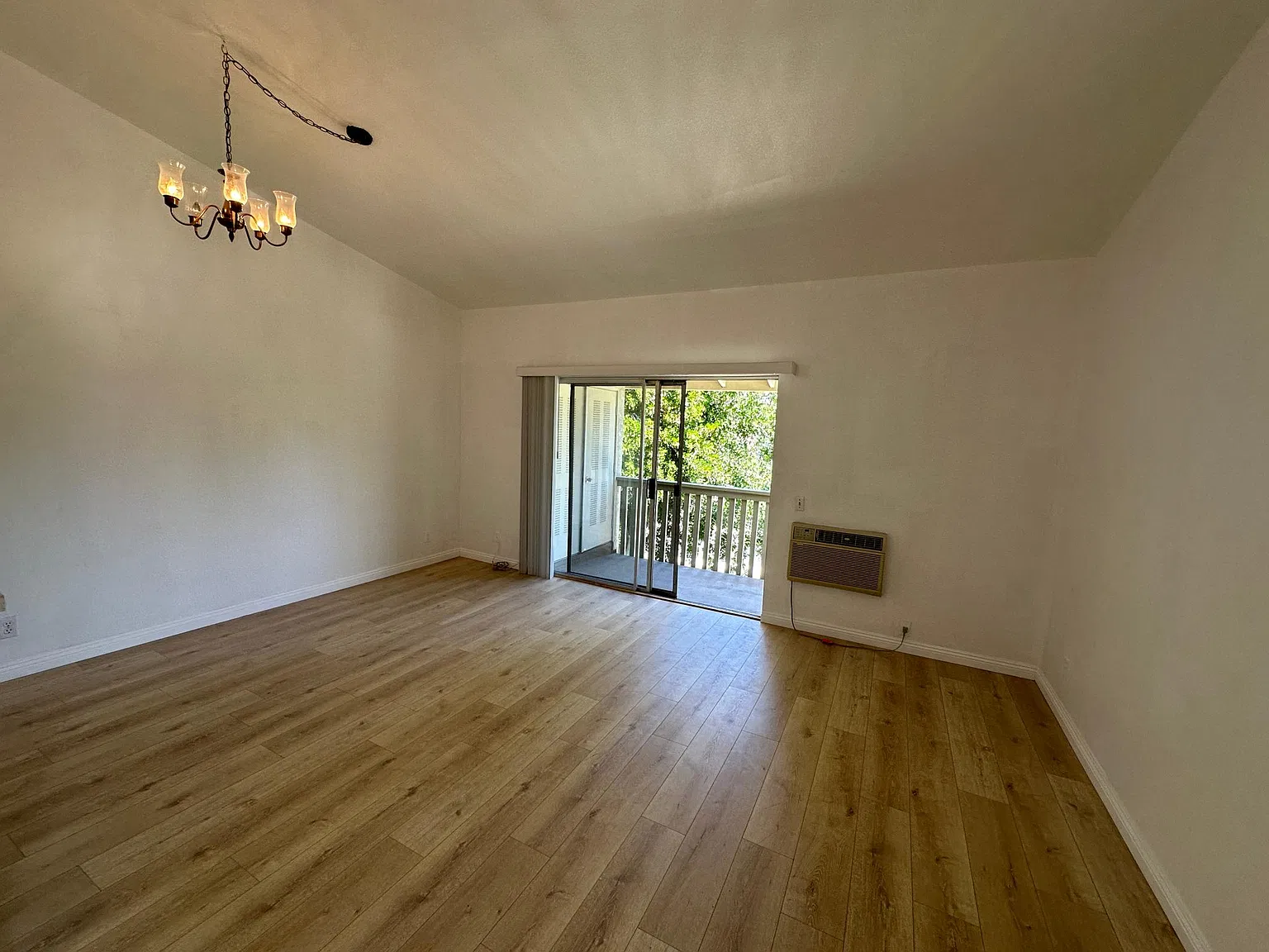 1 bed, 608 sqft, $2,400 — Photo 3