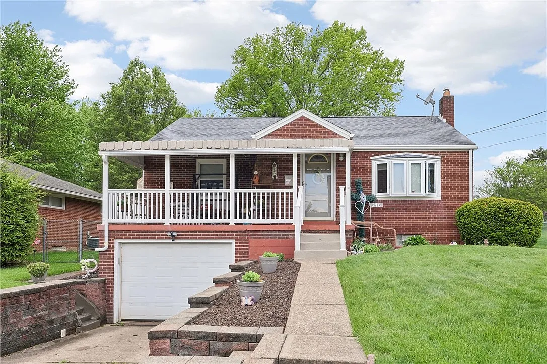 216 Eastern Dr photo 1