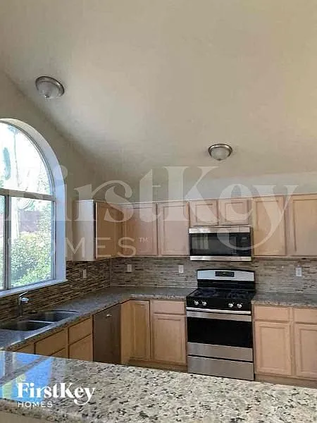 5 bed, 2.5 bath, 2969 sqft, $2,915 — Photo 4