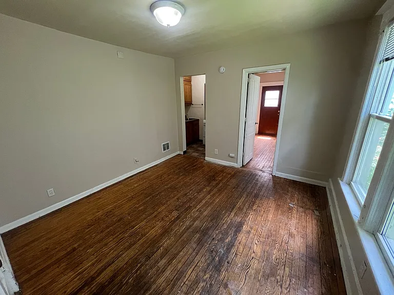 219 E Mifflin St — Photo 2