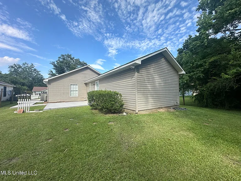 1113 Beach Ave — Photo 15