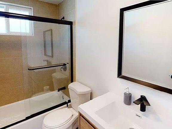 4th image of 11685 Oxnard St #2