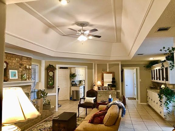5th image of 2704 Crestwood Ln