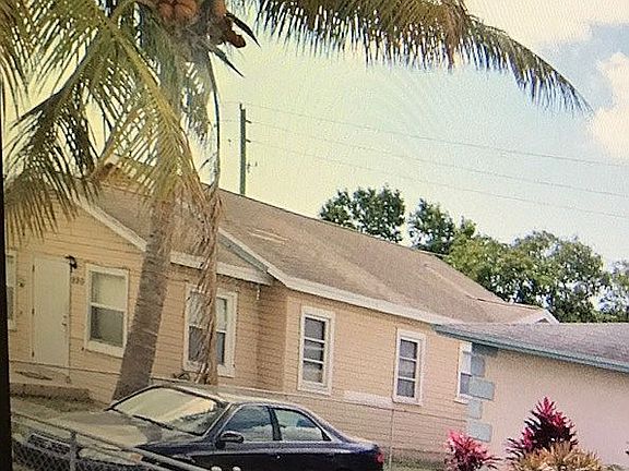 4th image of 220 NE 35th Ct