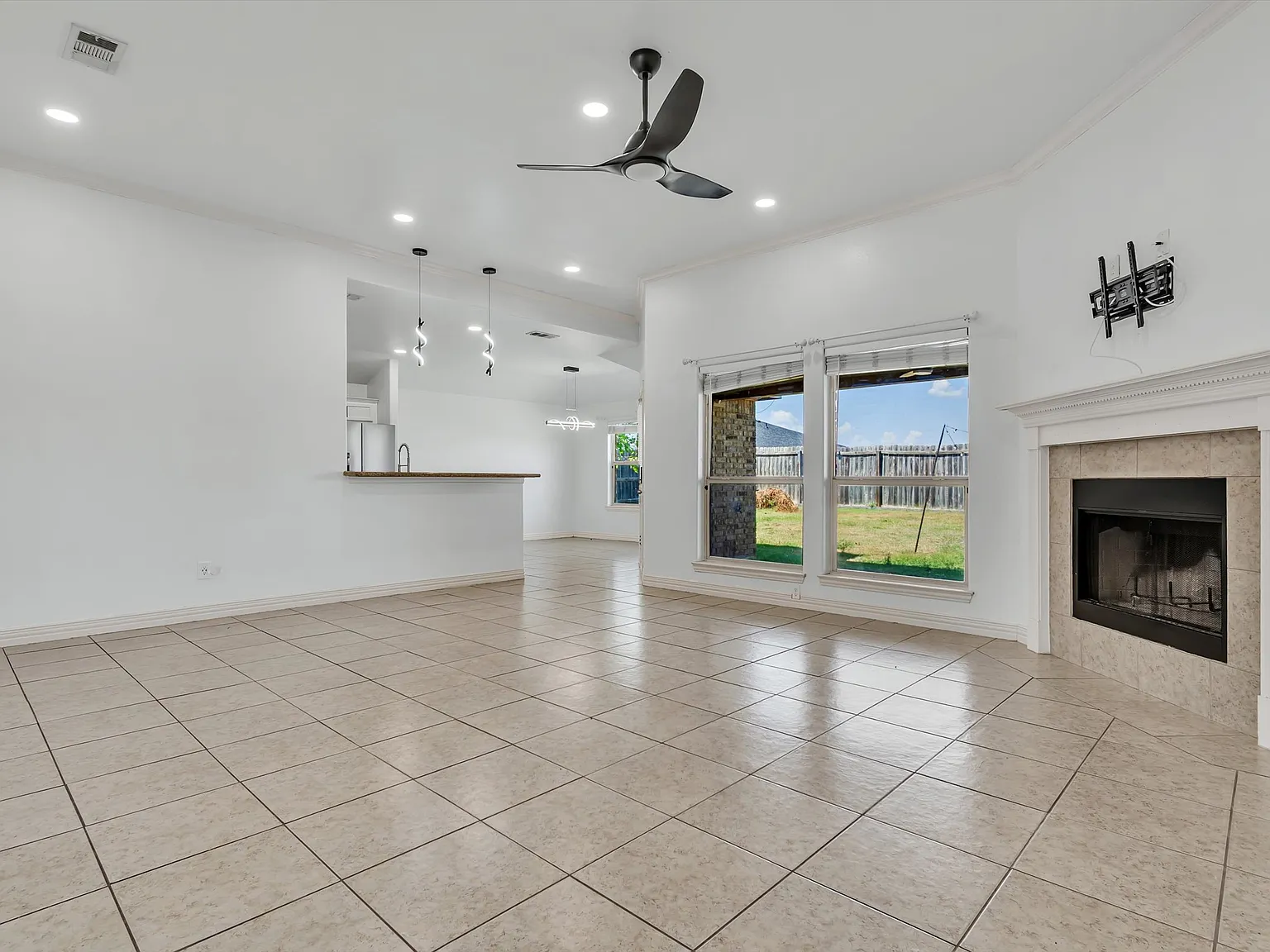 4 bed, 1858 sqft, $1,800 — Photo 3