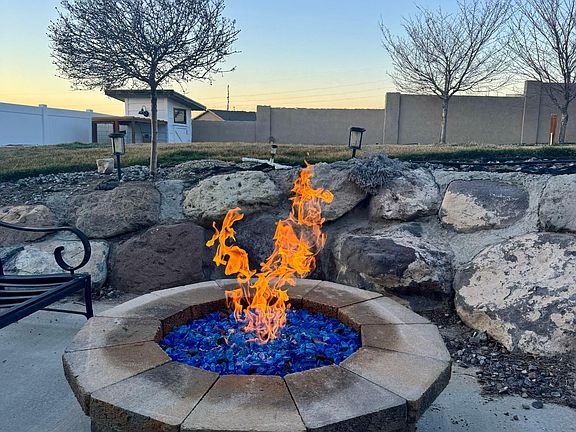 3rd image of 632 W Regent Garden Ln