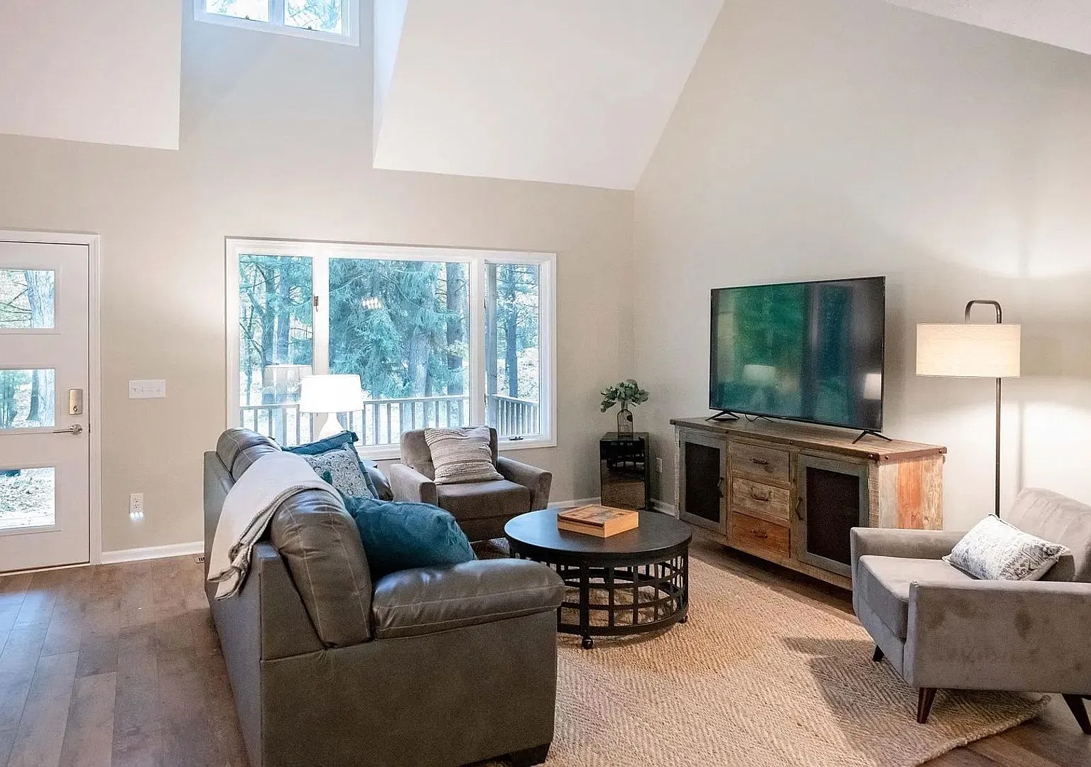 Gorgeous 3-Bedroom Waterfront Home in Saugatuck — Photo 2