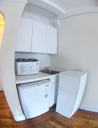 2nd image of 11 Waverly Pl #6G
