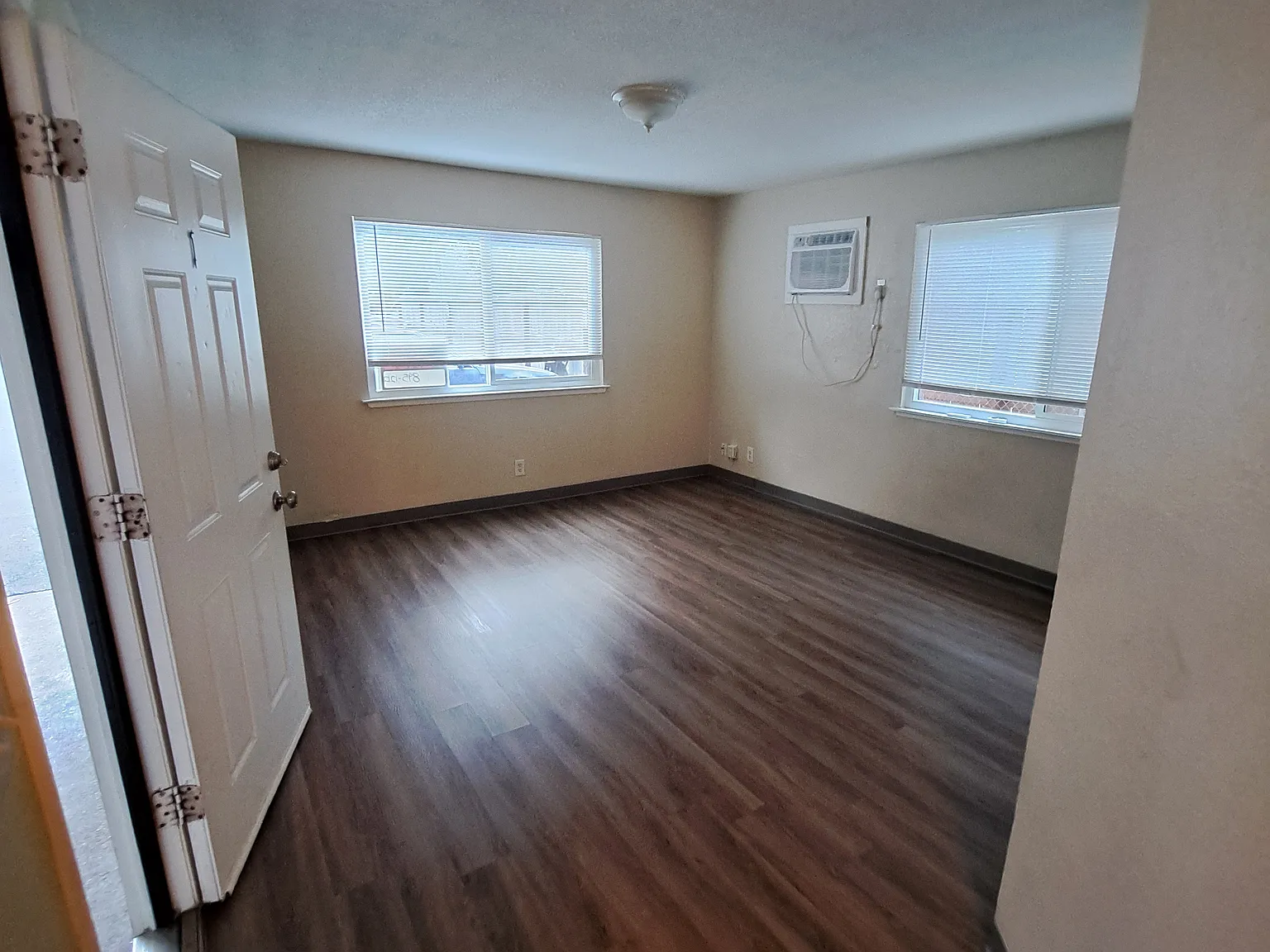 3 bed, $1,400 — Photo 2