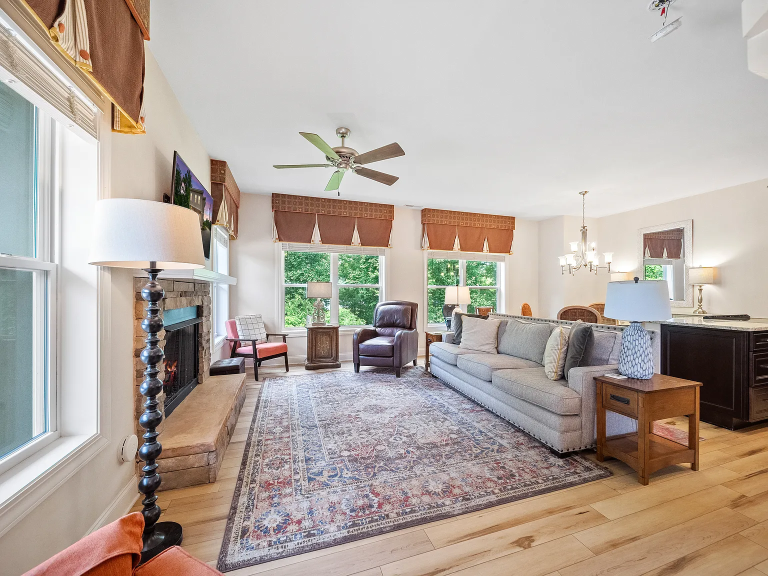 3 bed, 2240 sqft, $4,995 — Photo 3