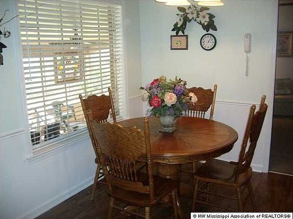 3rd image of 447 Lake Shore Dr N