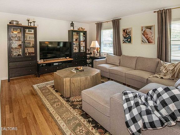 5th image of 701 E Meadecrest Dr