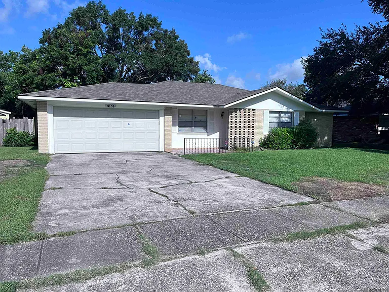 3135 Woodcrest Dr — Photo 2