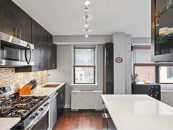 3rd image of 201 E 28th St #14F