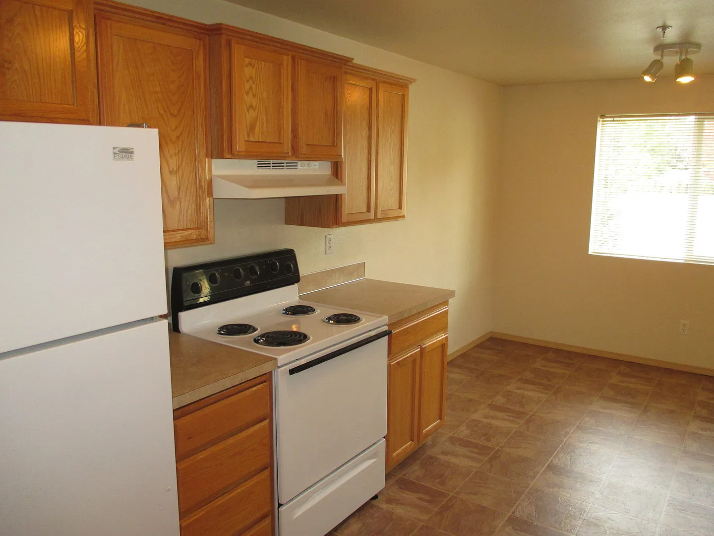 Two Bedroom Apartment in South Salem with New Carpet! — Photo 3