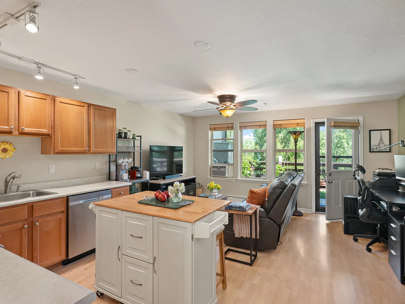 512 Lakeside Dr — Photo 3