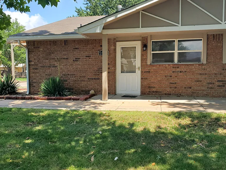 2324 W May Ave — Photo 2