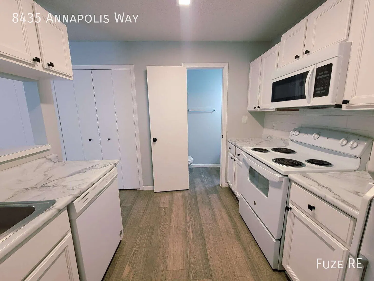 Clean & Bright 2 Bed / 1.5 Bath Townhome in Eden Prairie! — Photo 3