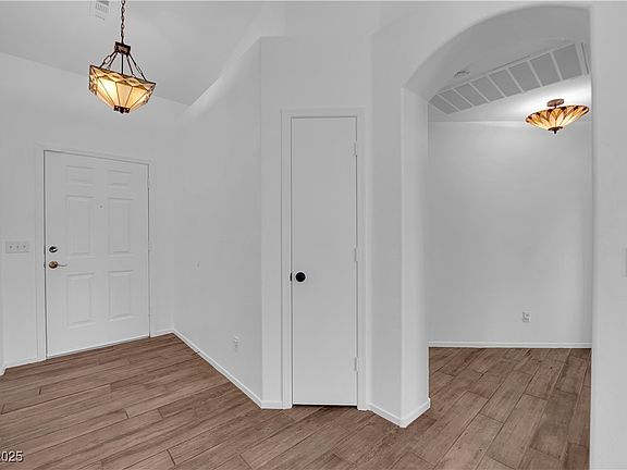 4th image of 3923 Gramercy Ave