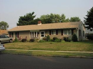 120 Lakeside Dr, Levittown, PA 19054
