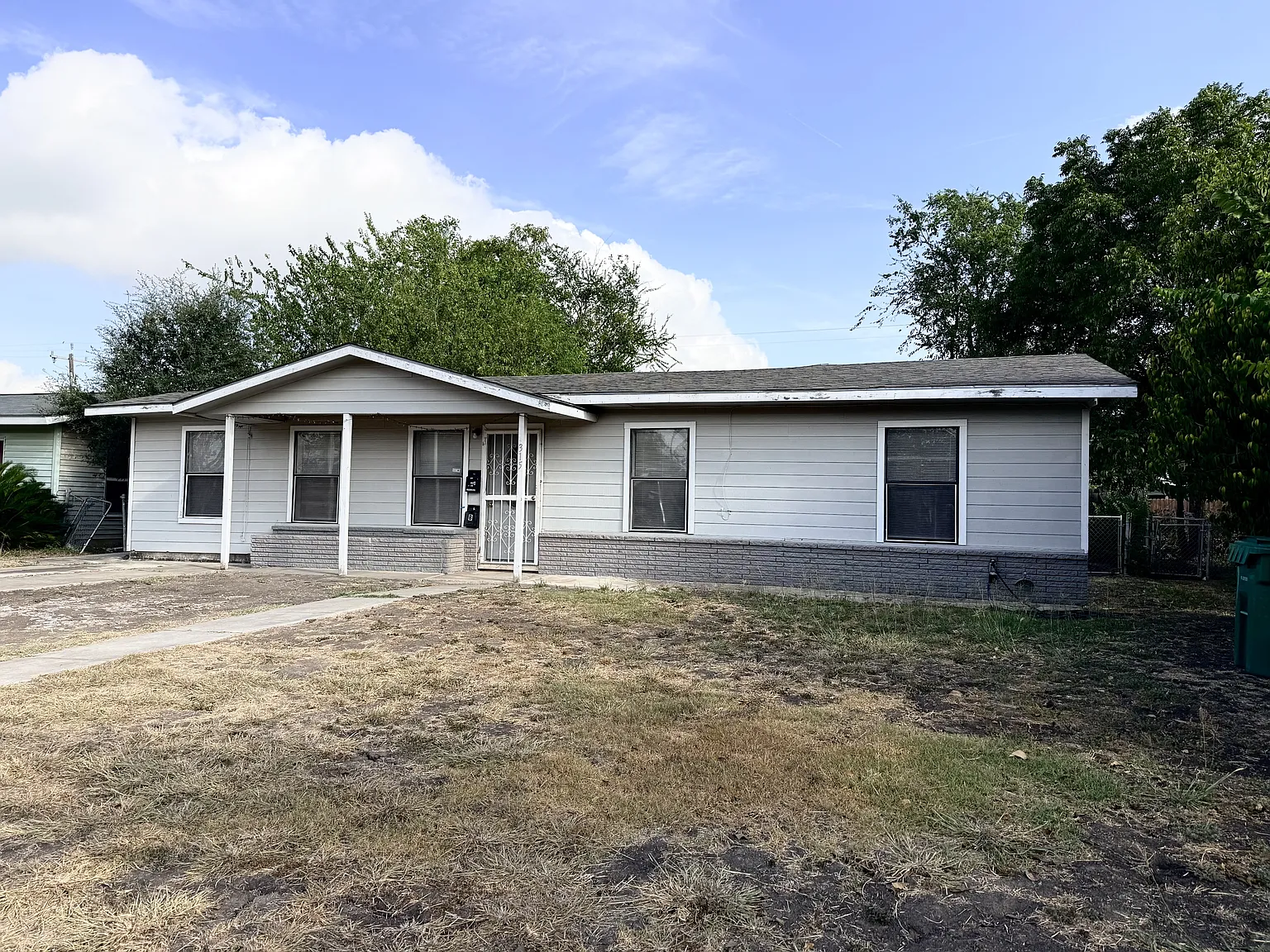 Charming 4-Bedroom with Fireplace, Fenced Yard, and Modern Comforts in San Antonio — Photo 3
