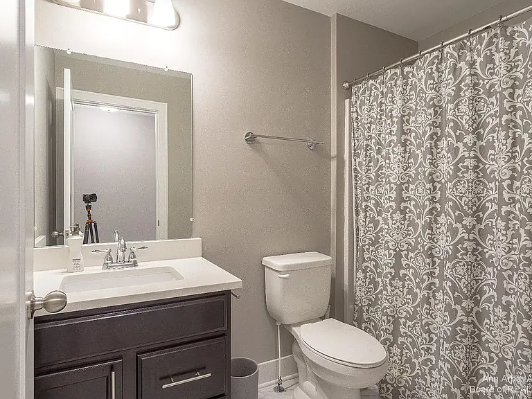 2563 W Towne St — Photo 29