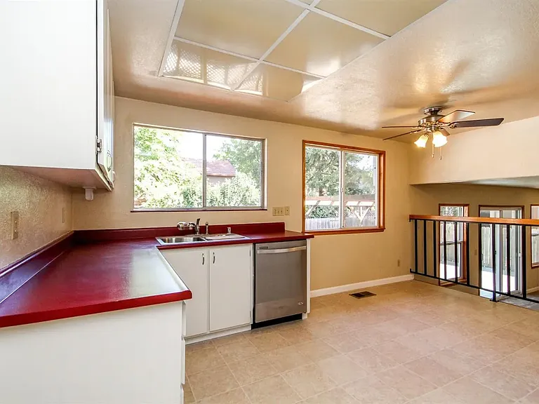 137 Edinburgh Way — Photo 4