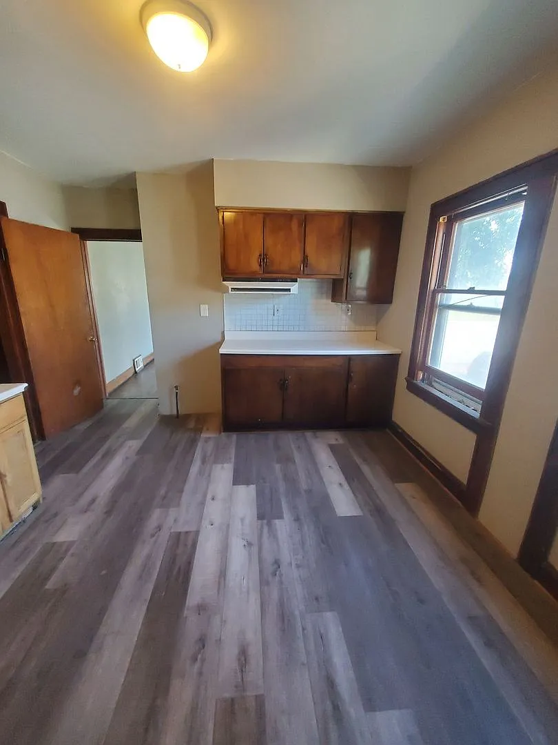 5 Bedroom 2 Bathroom - Single Family — Photo 4