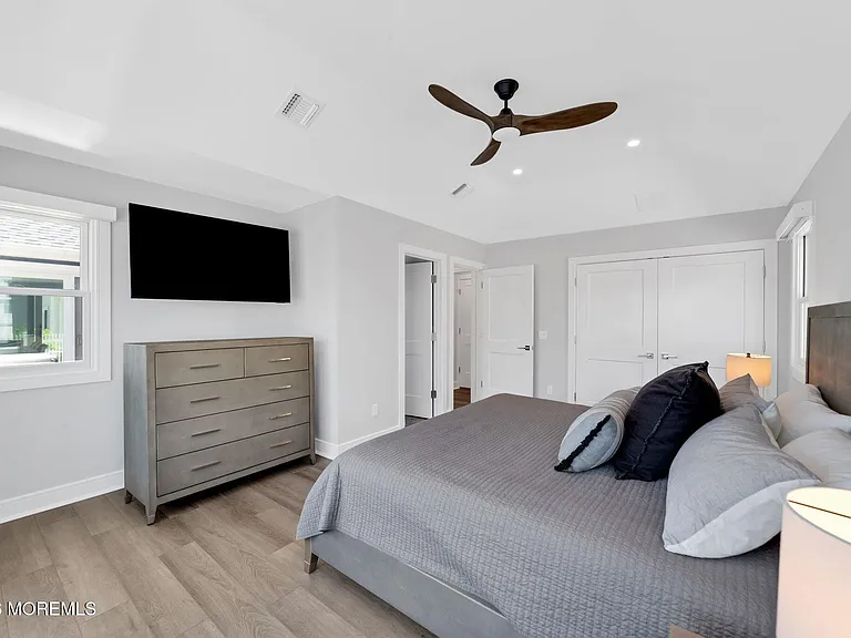 347 Bay Ln — Photo 32