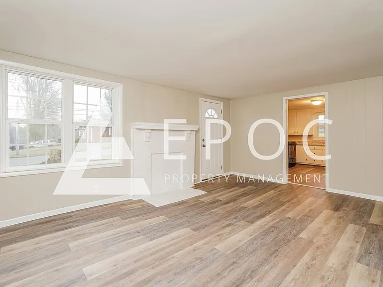 2943 Broadbay Dr — Photo 1