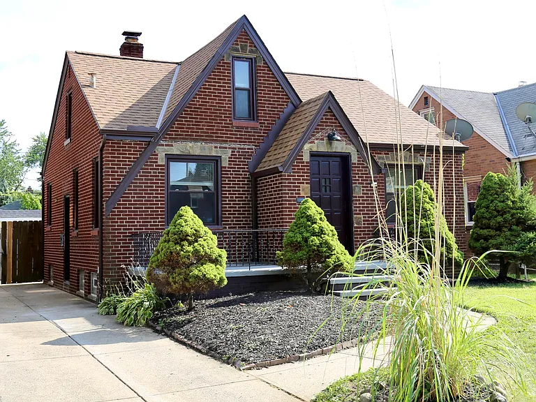 13613 Clifford Ave — Photo 2