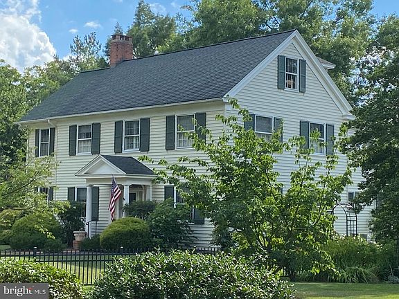 4th image of 221 S Harrison St