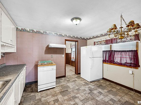 4th image of 724 E Division Ave