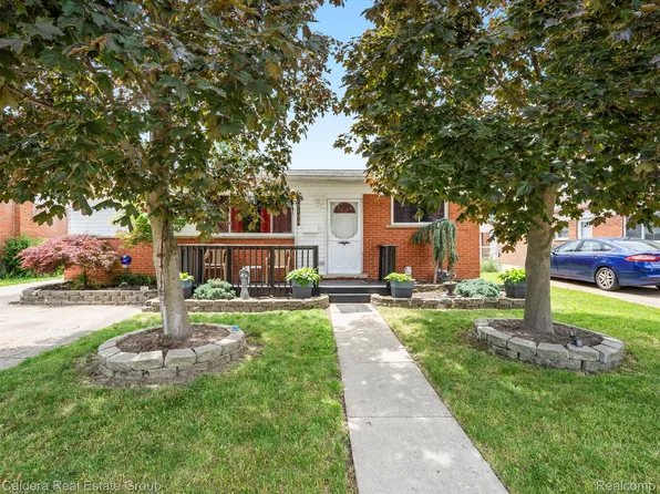 23100 Avon St, Saint Clair Shores, MI 48082