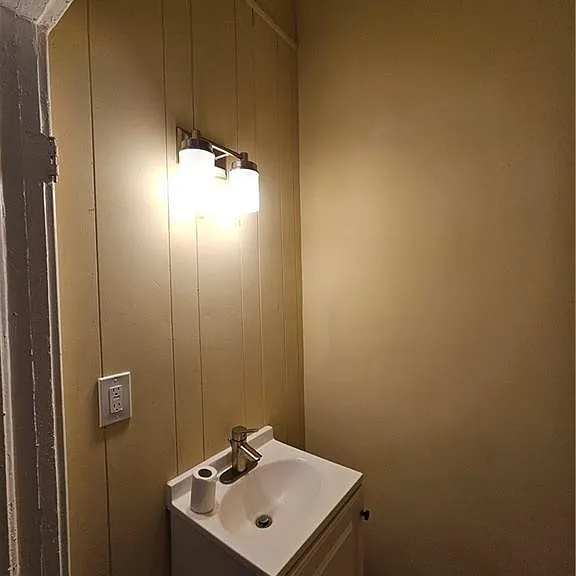 714 W 38th St — Photo 23