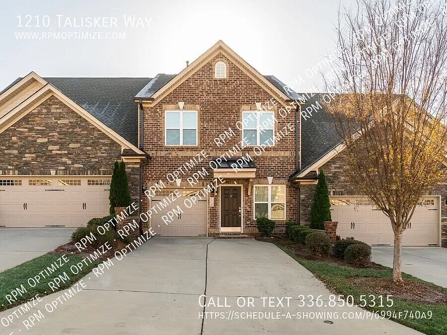 Spacious Townhome with Loft & Private Fenced Yard — Photo 1