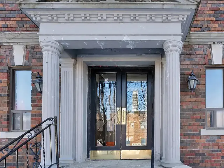 166 Eastbourne Ave — Photo 10