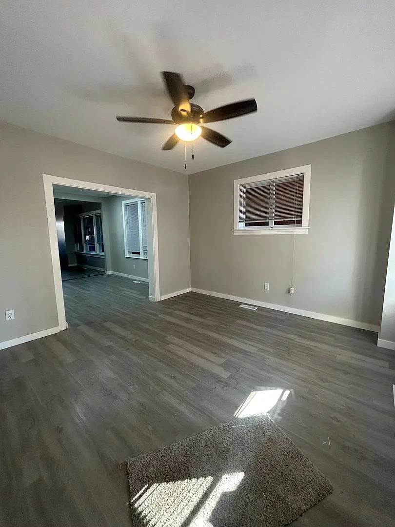 Beautiful 3 Bedroom Home in Harrisburg! — Photo 4