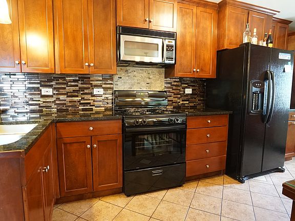 3rd image of 18 Evergreen Ln