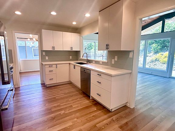 5th image of 123 Oak Manor Dr