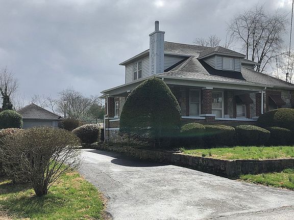 Side with Driveway/Garage