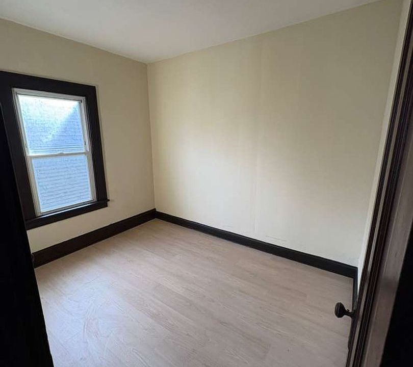 2nd image of 2109 W 11th St #6