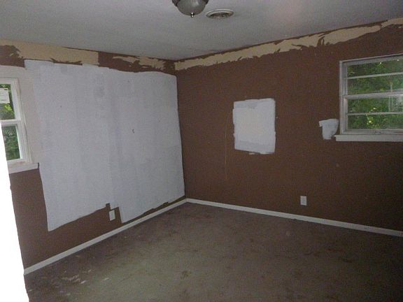 4th image of 410 Marguerite Dr NW