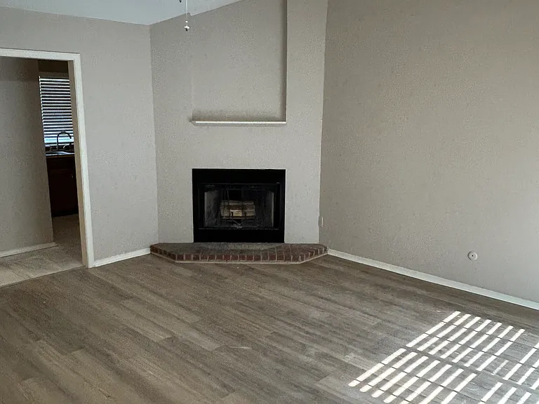 Large Living Room - Vaulted Ceiling
